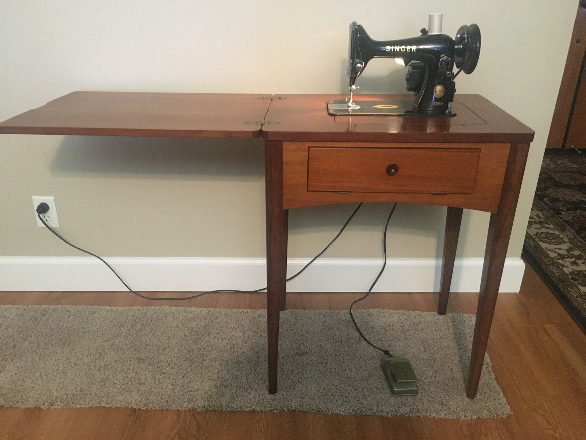 Vintage SINGER Sewing Machine In Original Cabinet