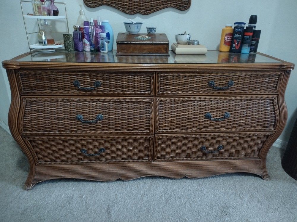 Bedroom Set (Dresser And Nightstands PLUS)