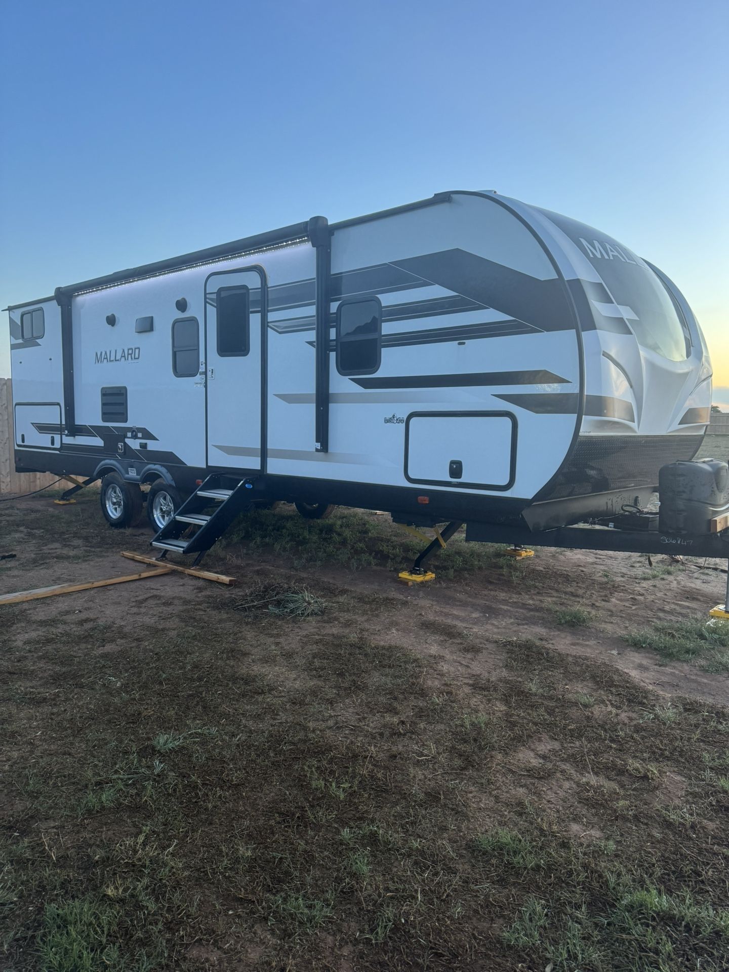 2022 32ft Mallard Camper