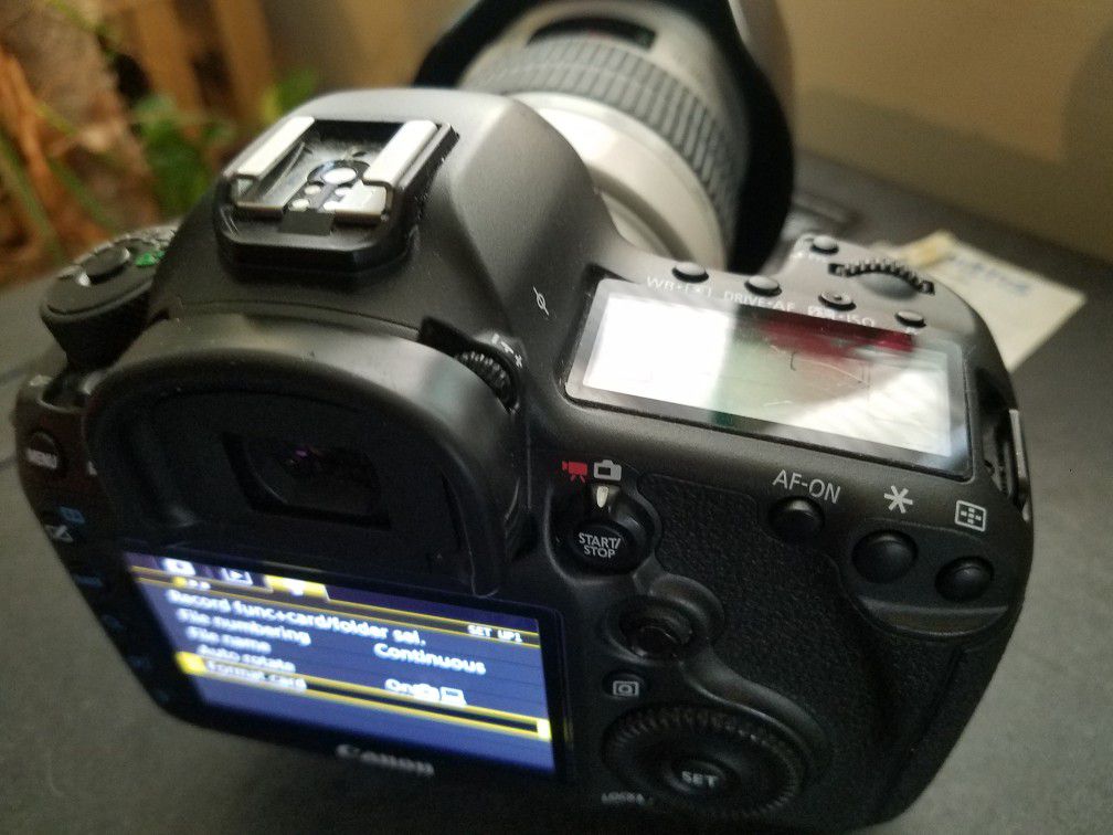 Canon 5DS DSLR 50.6MP Camera