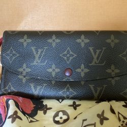 Authentic LV wallet, many pockets! great condition 