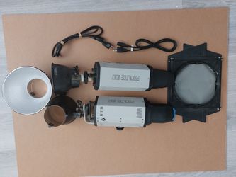 2 Studio Flash Monolights Sets With Reflectors  Barndoor  Paid Over 1000.00