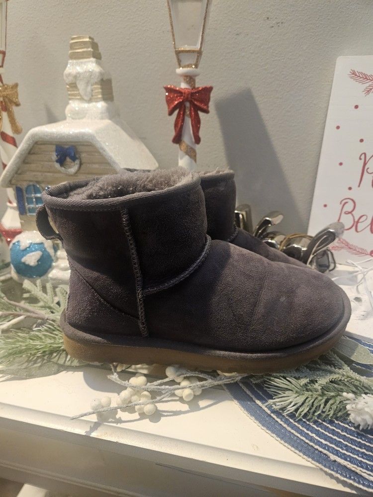 Women's Uggs Size 7
