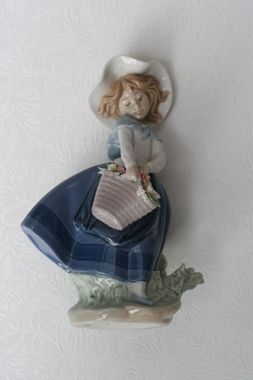 Lladro #5222 "PRETTY PICKINGS" Figurine Glossy Excellent 