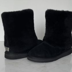 ugg patten boots size 6. Authentic uggs. Black color  In new like condition. Very nice and warm. No box 