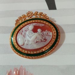 VTG Joan Rivers Cameo Brooch