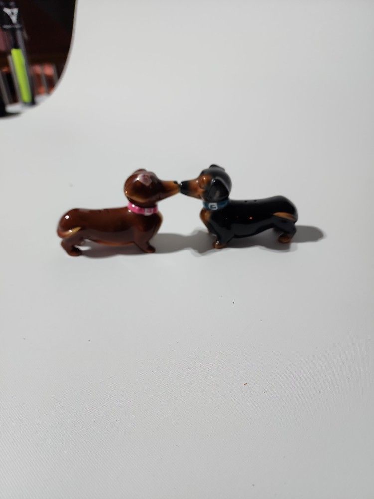 Kissing Dacshund Salt/pepper Shakers