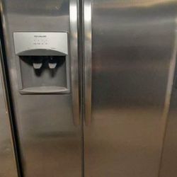 New Frigidaire 26 Cu Ft Side by Side Fridge