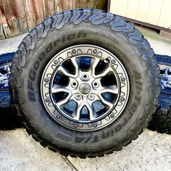Like New 17” Jeep Wrangler Rubicon 392 OEM Factory Beadlock wheels rims and BFG KO2 Tires 