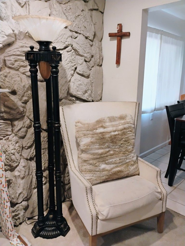Accent Chair w Pillow
