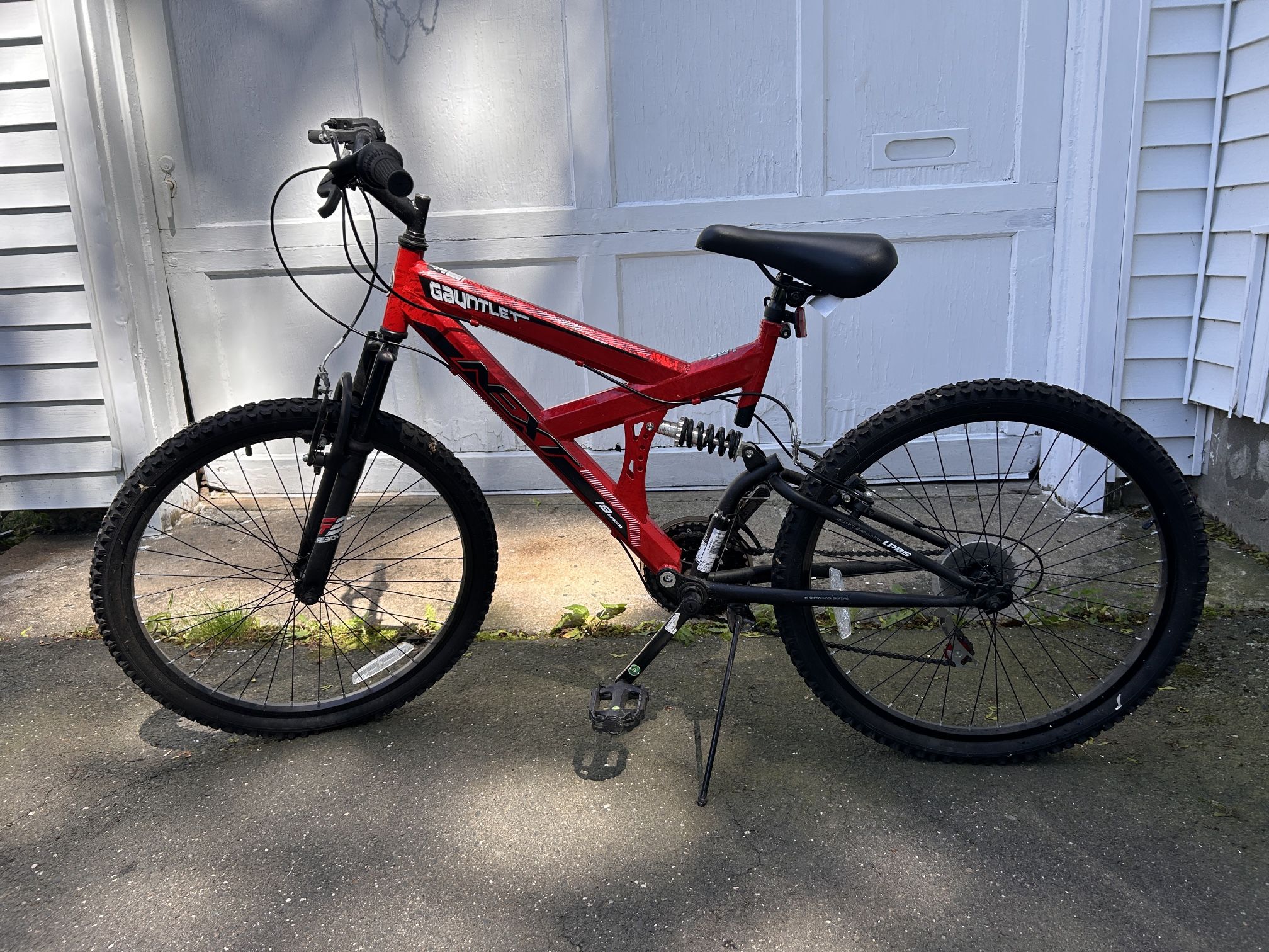 Gauntlet Mountain Bike w/ lock