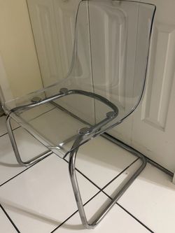 Set of 2 clear chairs
