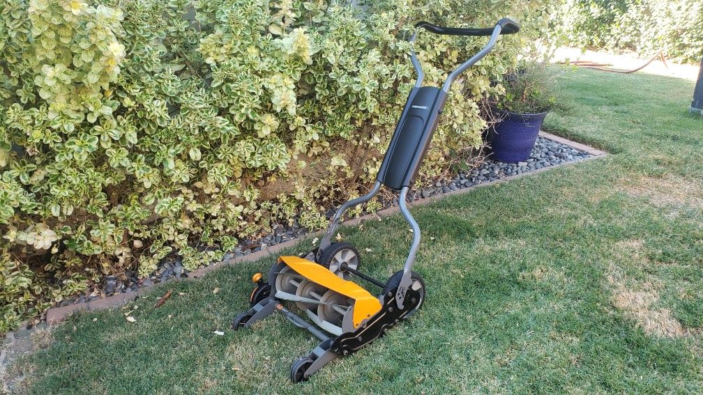 Fiskars Momentum Reel Lawn Mower