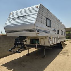 2002 Thor Wanderer Travel Trailer Toy Hauler 