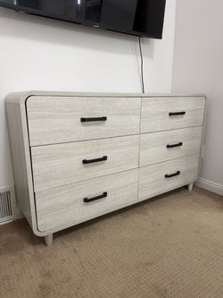 Living Spaces Camile White Wood 6-Drawer Dresser.
