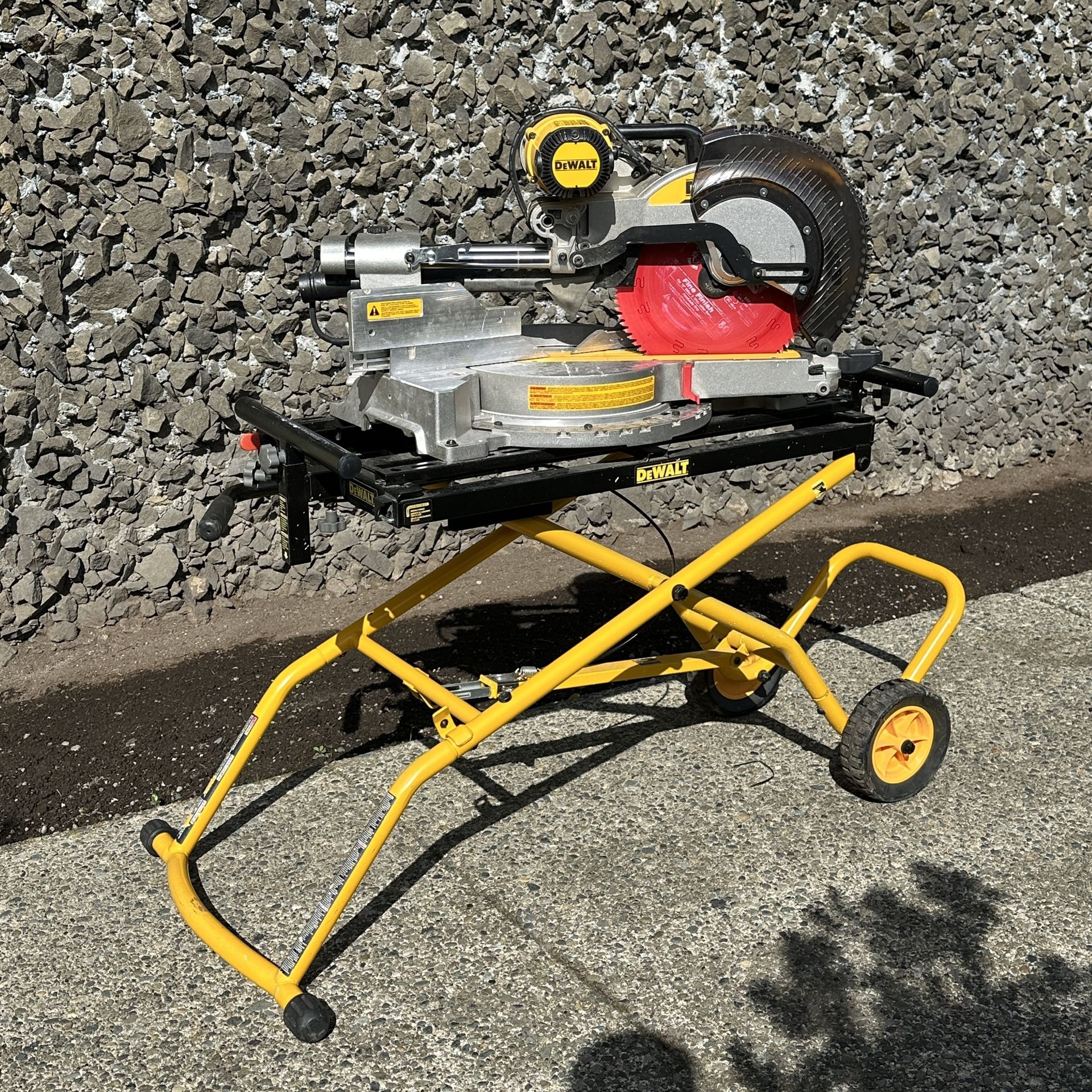 Dewalt 12” Double Bevel Sliding Compound Miter Saw w/Rolling & Folding Stand (DWS779)