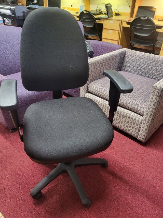 VERY NICE LIKE NEW HIGH QUALITY CHAIR AWESOME FOR HOME OR WORK (HOME22)