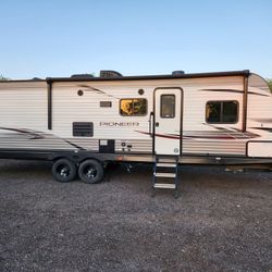 2021 Pioneer 31ft quad bunk trailer high Clearance sleeps 10-12