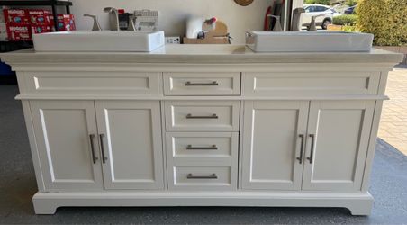 Double sink bathroom vanity