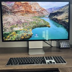Apple Studio Display 27in With Tilt And Height  Adjustable Stand With Keyboard And All Original Boxes