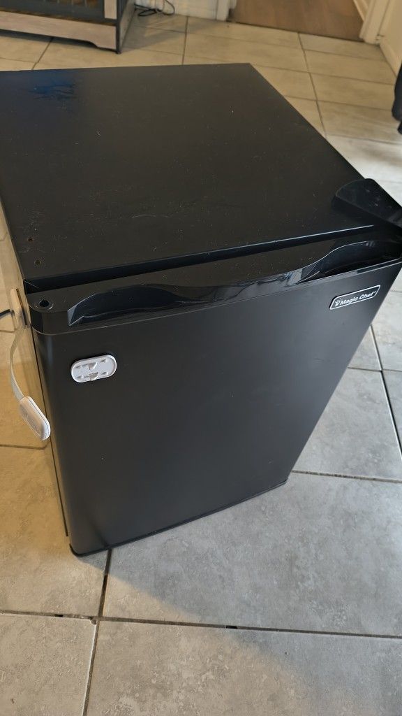 Mini fridge 2.6 cu magic chef