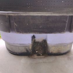 Rubbermaid Large Stock Tank with Drain