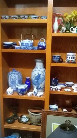 Asian room lots of beautiful items to choose from. Starting 1$ on up!!!