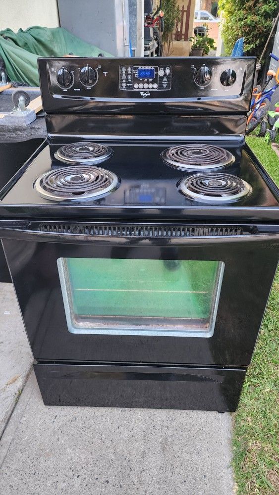 Preciosa Estufa Electrica Whirlpool Luz 220V Lista Para Usar Super Limpia Trabaja Muy Bien Los Cuatro Quemadores Y El Horno $150