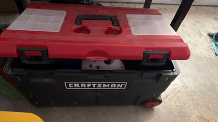 Craftsman tool box case with wheels in great condition