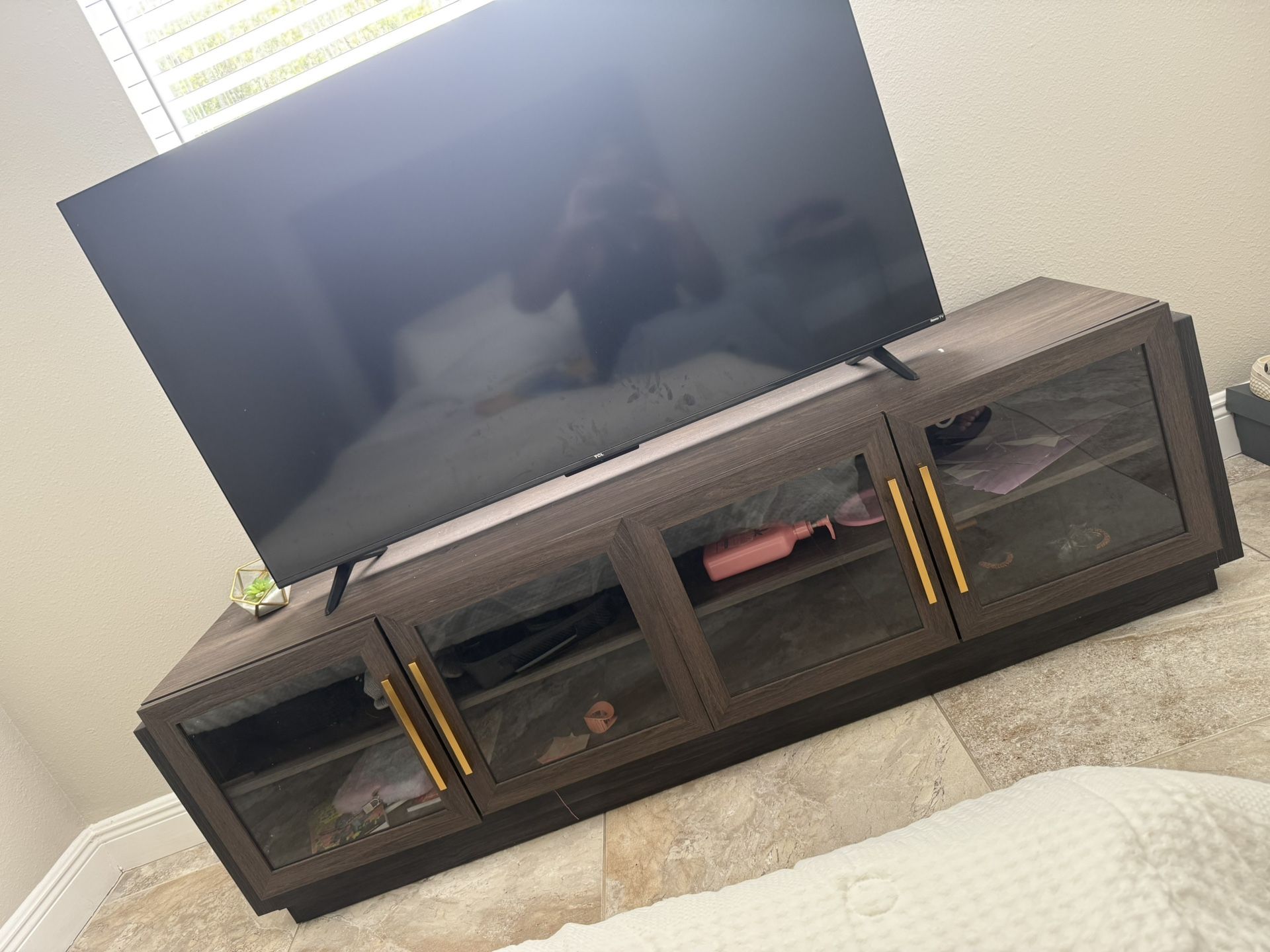 📺 Modern Wood Entertainment Center w/ Glass Doors – Great Condition!
