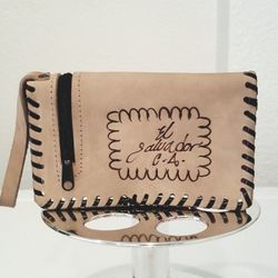 Wallet with mirror. Crafts from El Salvador/Cartera hecha a mano. Artesania de El Salvador  