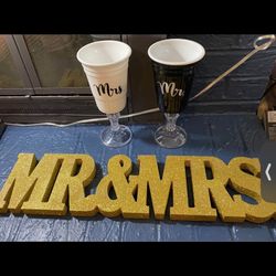Mr&MRS Wedding Gold Glitter Sign & 2 Mr & MRS Solo Cups With Long Stem