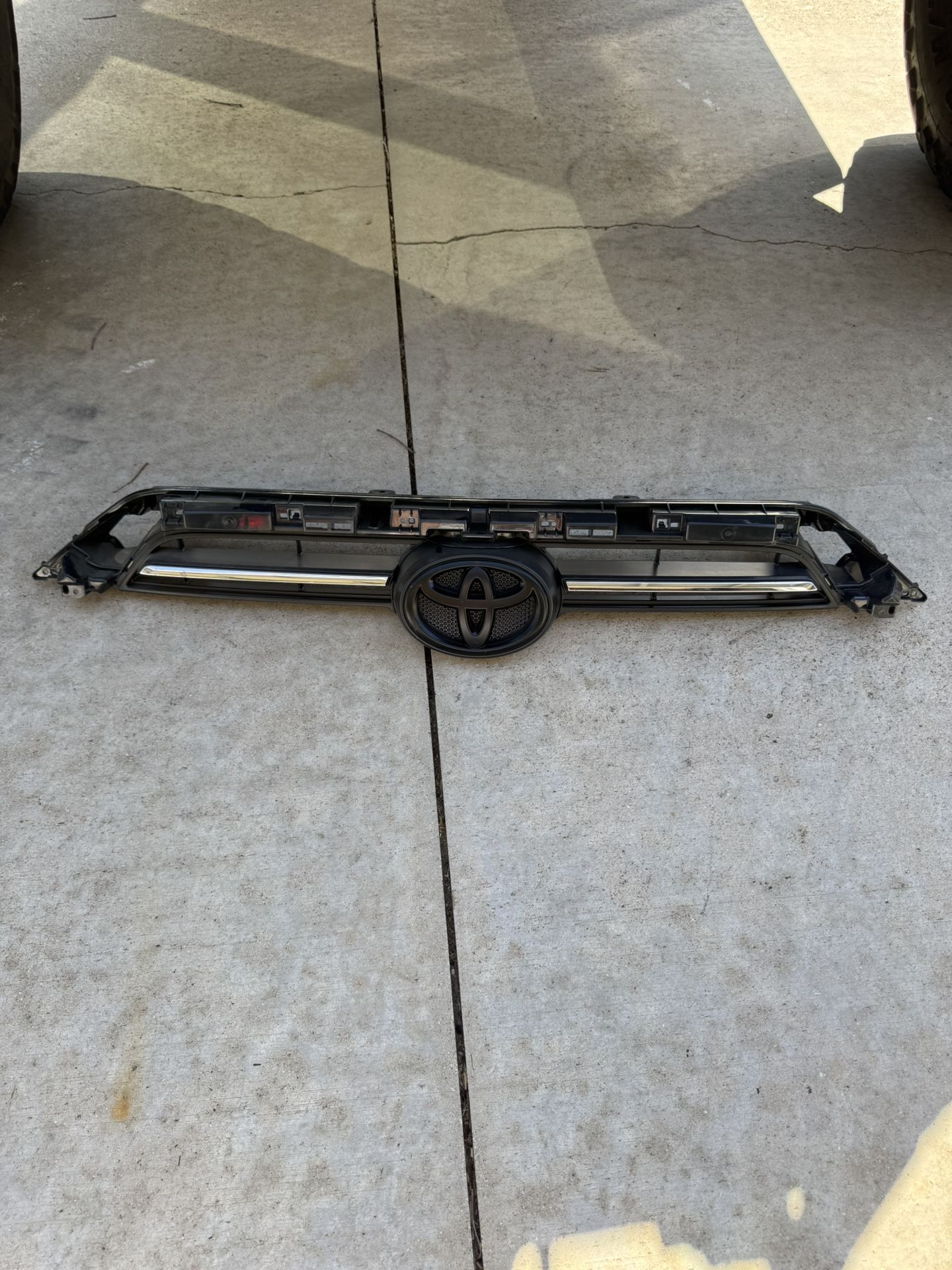 2021 Toyota 4Runner OEM Front Upper Grille 