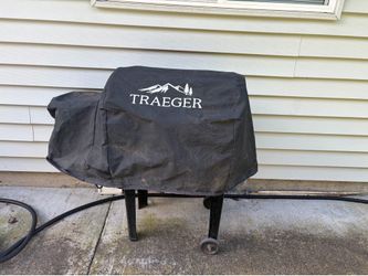 Small Tailgater Traeger w/ cover