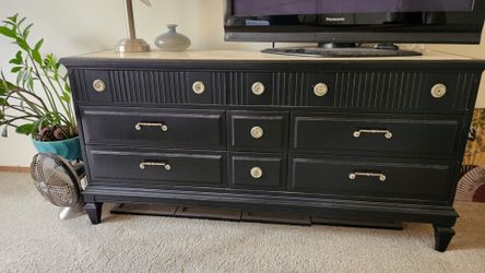 Dresser - 9 drawers - MOVING MUST GO