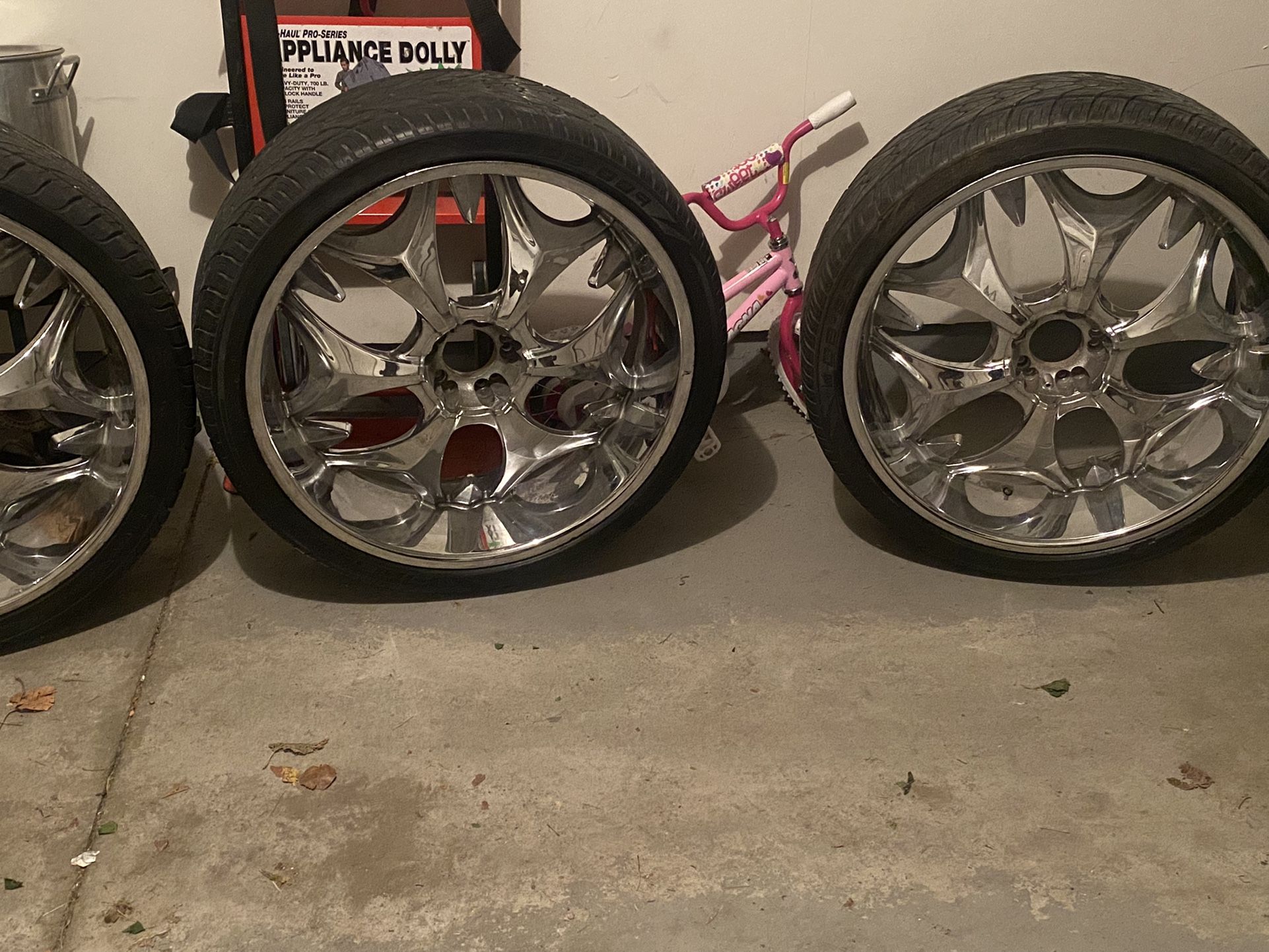 26 Inch Used Rims  And Tires Excellent Shape Tires Barely Even Been Riden  2000  Or Trade For Five Lug 24 With New Tires  Must Fit On A Lincoln Town 