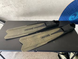 Seal scuba flippers