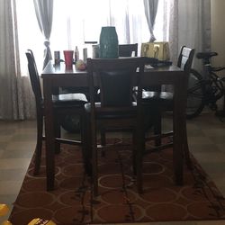 4 CHAIR TABLE WAS 400$ Selling For 250$