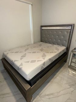 Queen bedframe
