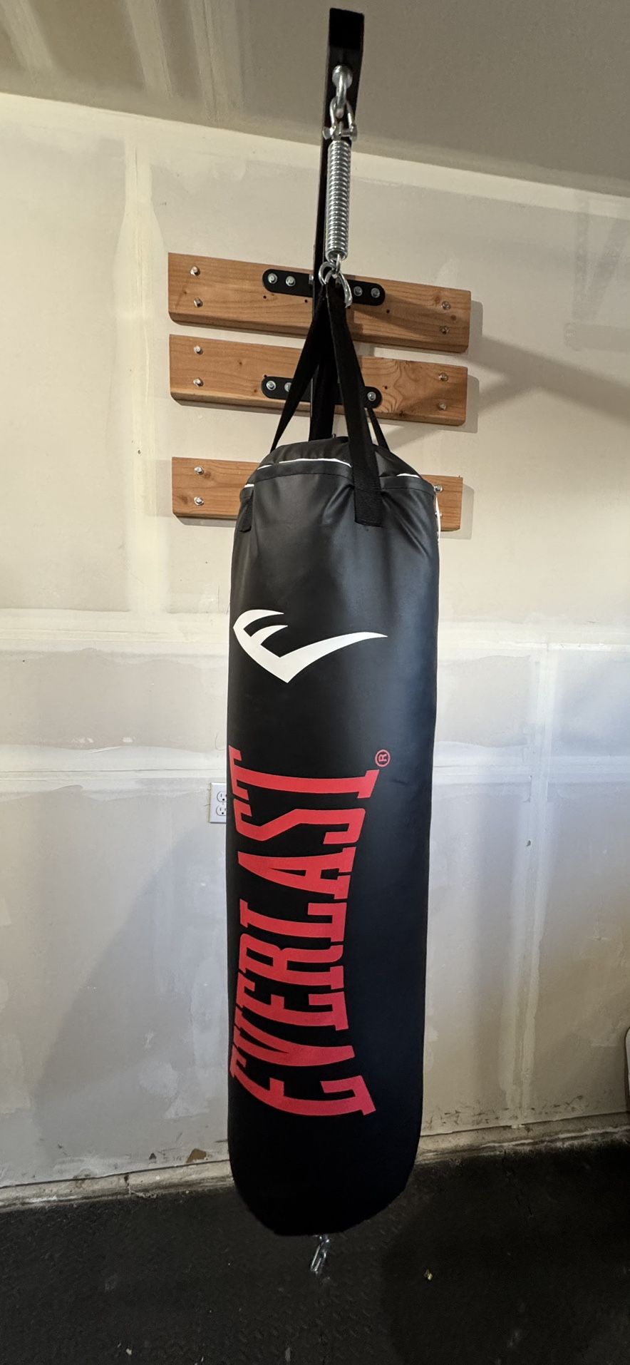 Everlasting 70 lb Heavy Bag w/Wall Hanger 