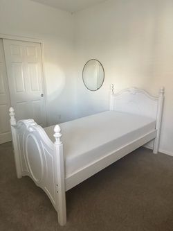Elegant & Sturdy White Twin Bed Frame (Mattress free)