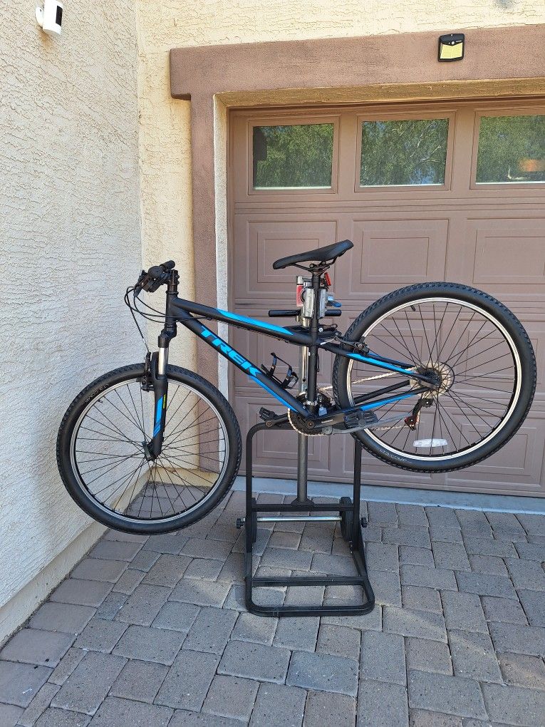 TREK 820 MOUNTAIN BIKE 26 INCH 8 X 3 SPEED LIKE NEW
