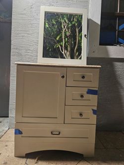 Bathroom vanity in good conditions 30 inches wide