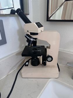 Vintage Swift Student M3200 Microscope with 3 Objectives- 4X, 10X, & 40X
