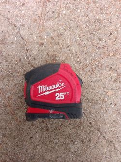 Milwaukee 25 ft compact measuring tape