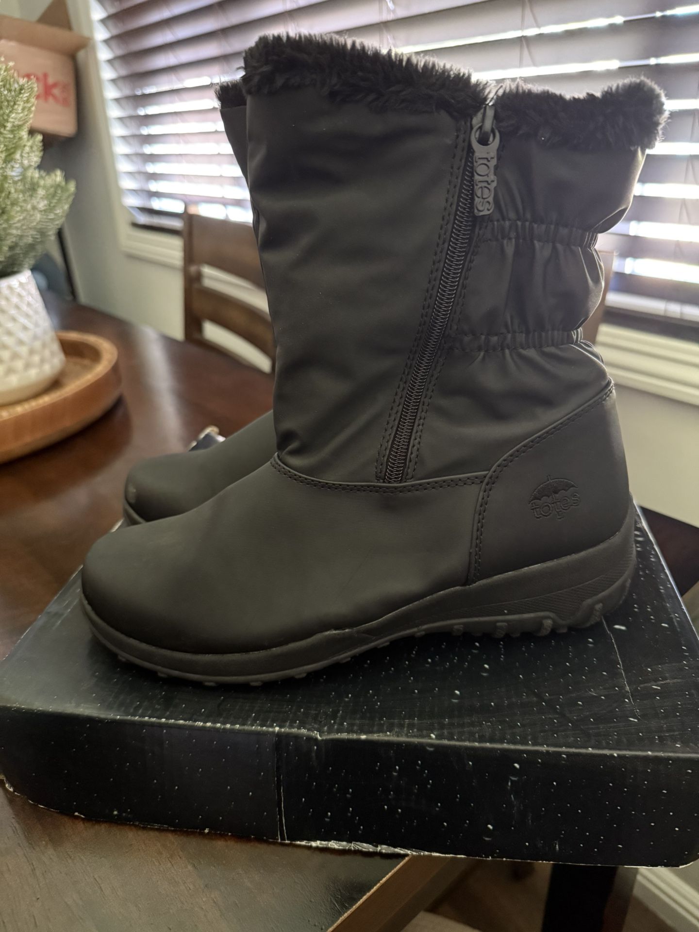 Totes Women Snow Boots 