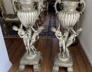 Pair of Bronzd Urns Sculptures 