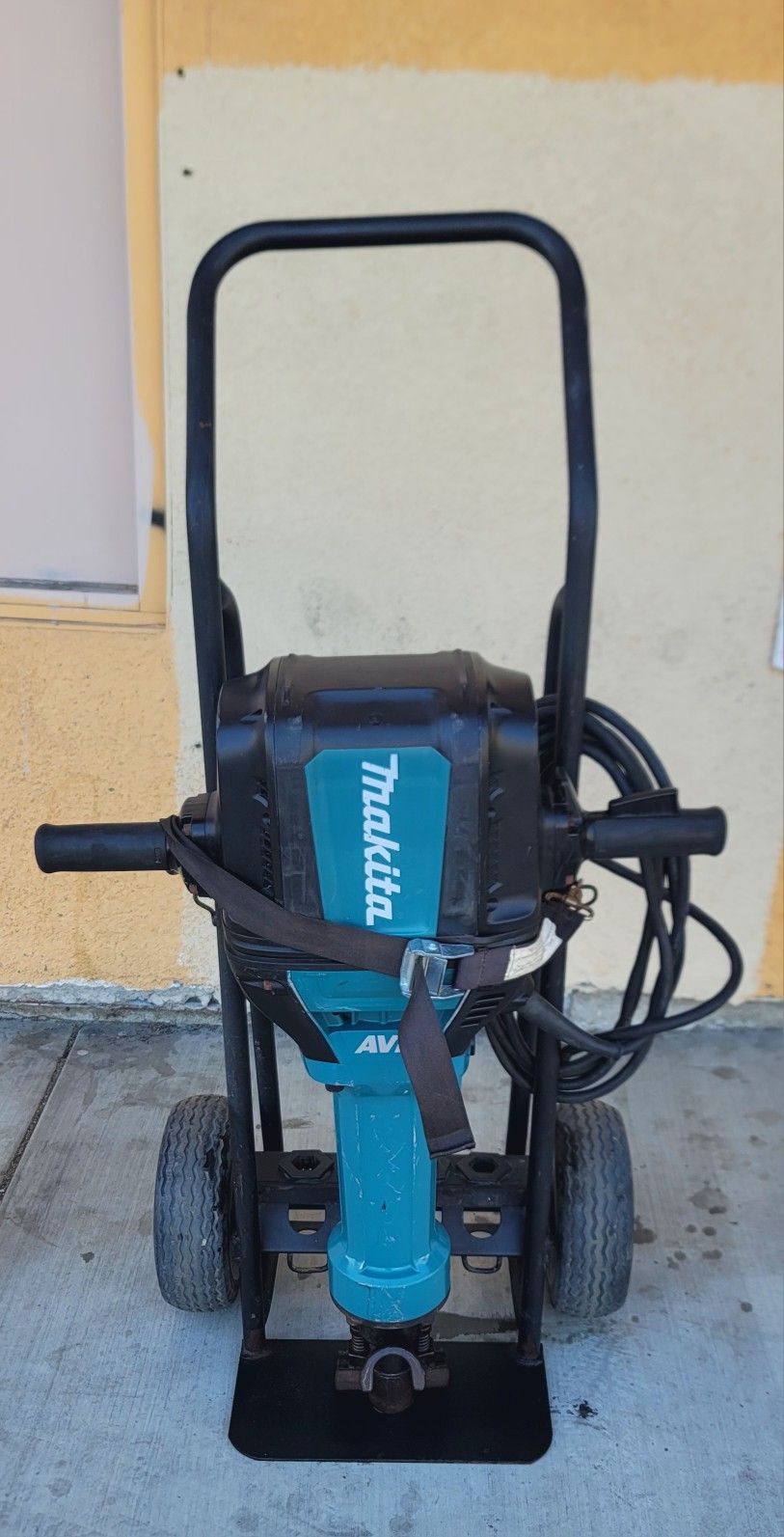 Makita HM1812 70 Advanced AVT Breaker Hammer, Accepts 1-1/8" Hex Bits, 70 lb