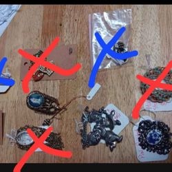 Brooches ( 3)  $25