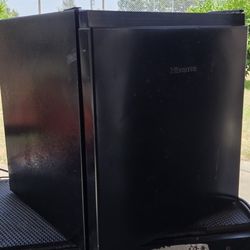 Hisense Mini  Cooler   Works Great 